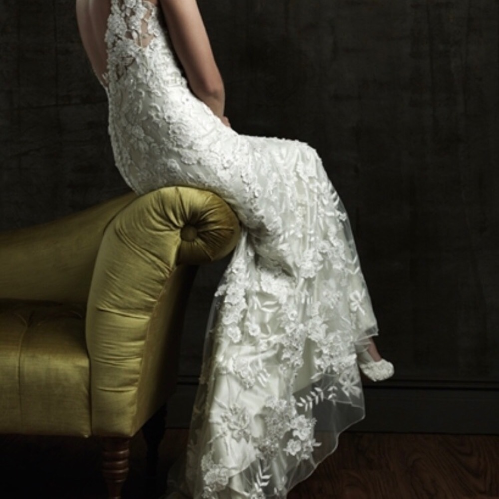 Allure 8800 Bridal Gown (street size 4)